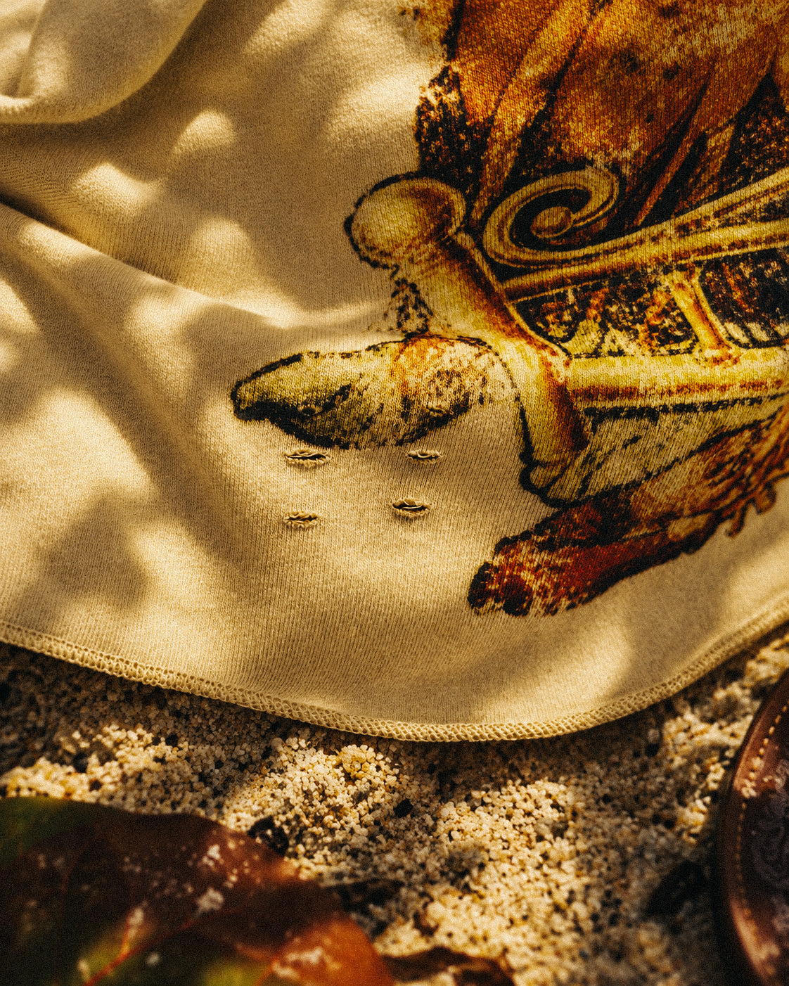 Detalle del estampado de BLANCA de Project Q en French Terry crema, streetwear boricua